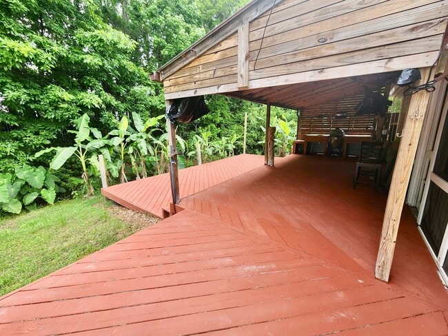Building Photo - Spacious 3 bedroom with an outside oasis -...