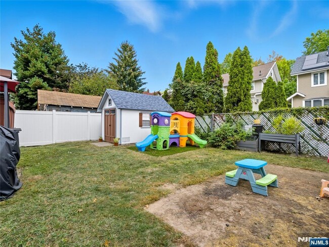 Building Photo - 197 Fairview Ave