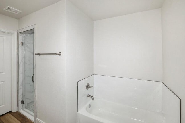 Building Photo - 7625 Woodford Ave