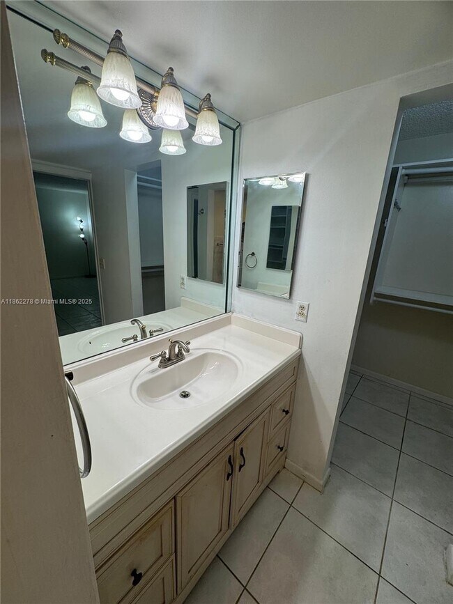 Building Photo - 1350 River Reach Dr