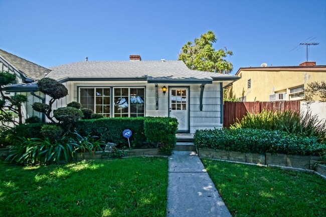 Building Photo - Incredibly Charming & Bright 3BR2BA Home w...