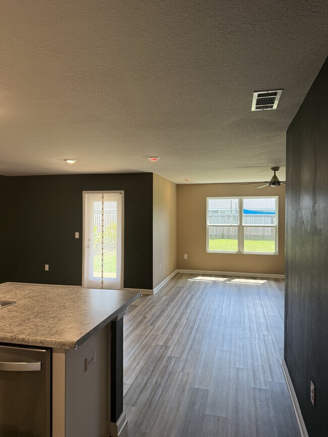 Building Photo - 5462 Peach Dr