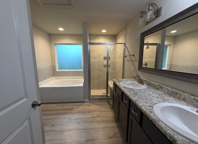 Building Photo - 4630 Santa Rosa Dr
