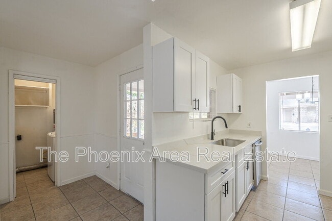 Building Photo - 787 W Flint St