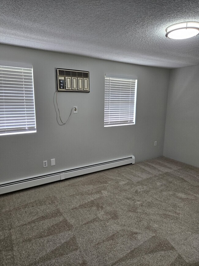 Building Photo - 945 Riverside Dr