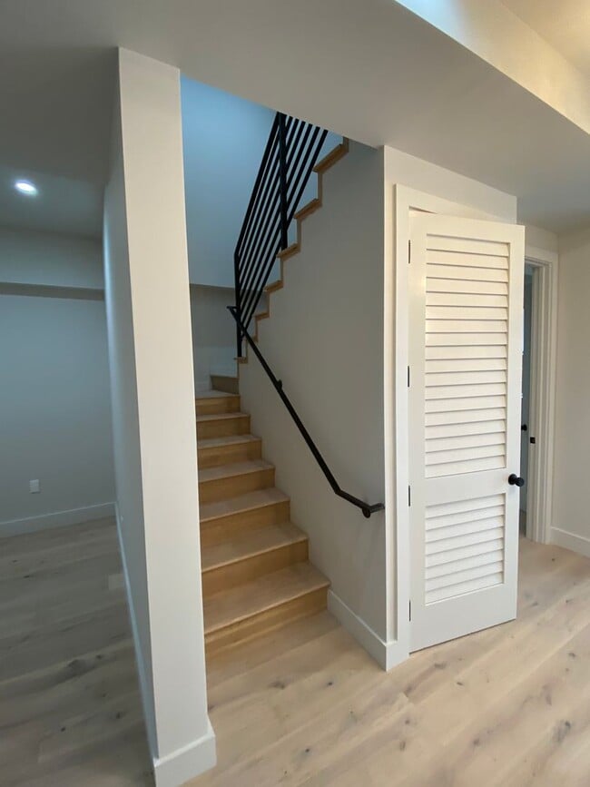 Building Photo - Large newly remodeled apartment with stain...
