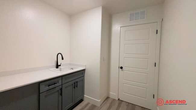 Building Photo - Lovely Home Near Frontier Highschool!