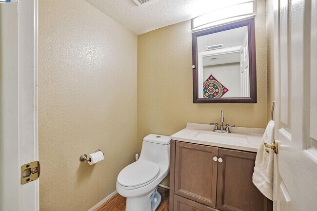 Building Photo - 1103 Vista Pointe Cir