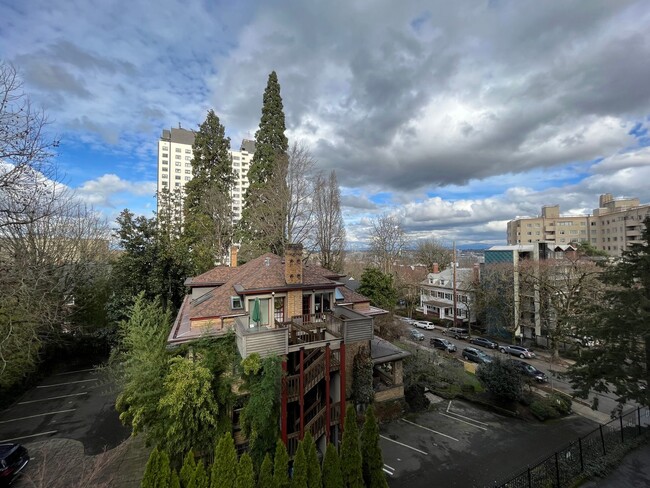 Building Photo - 2Bed 2Bath Condo in Goose Hollow - Garage ...