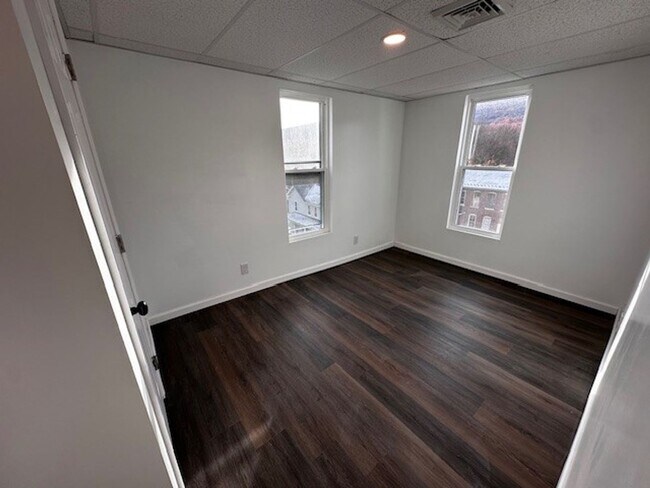 Building Photo - 140 E Market St