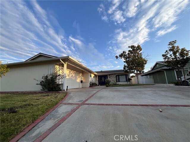 Primary Photo - 19714 Steinway St