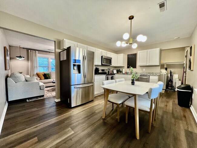 Building Photo - 3 BDR Ranch w/ Fenced yard, laundry, garage + more