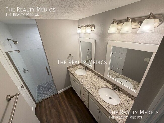 Building Photo - 2615 Fair Oaks Dr