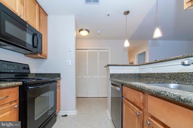 Building Photo - 3176 Summit Square Dr