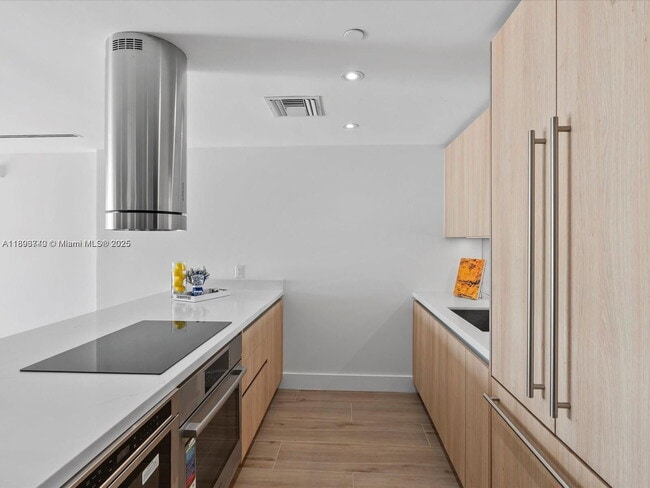 Building Photo - 9901 W Bay Harbor Dr