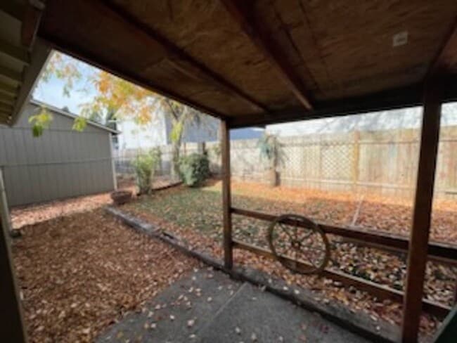 Building Photo - **AVAILABLE SOON** 3 Bedroom RANCH STYLE in Hillsboro!