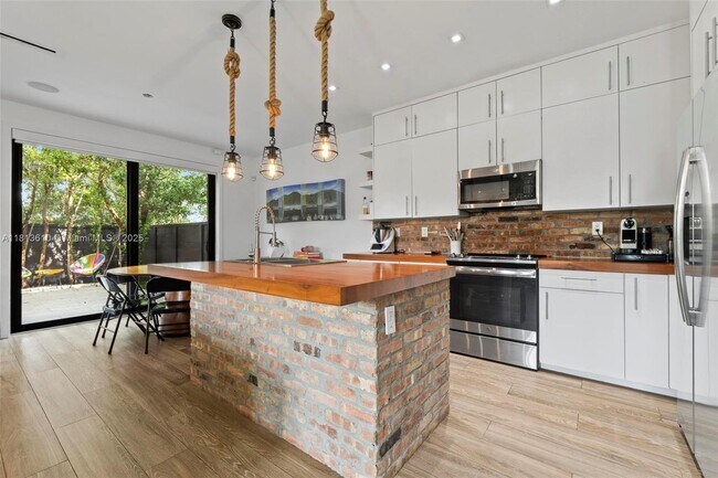Building Photo - 15484 NW 91st Ct