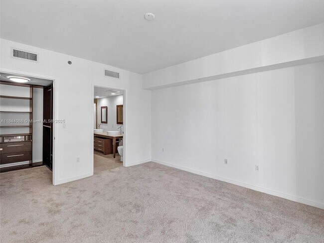 Building Photo - 475 Brickell Ave