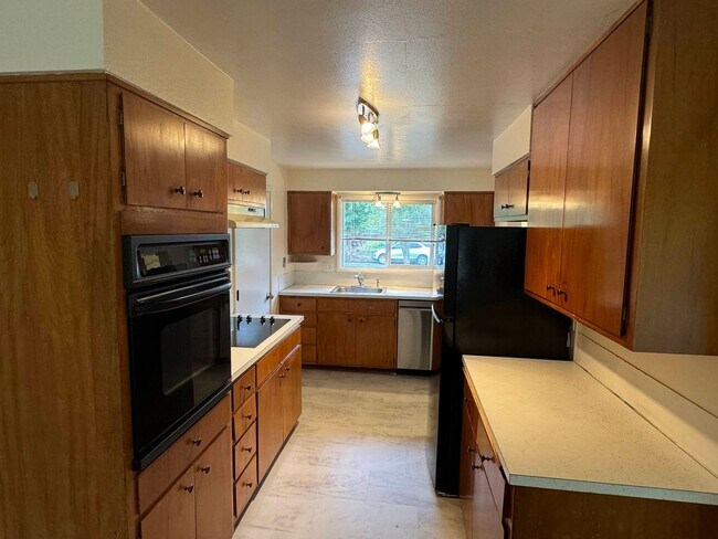 Building Photo - 3+ Bedroom House in Friendly Area
