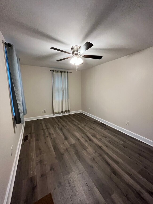 Building Photo - Cozy Cottage in West Nashville, Walk to Charlotte Park, Easy Interstate Access, Fenced Yard, Pet ...