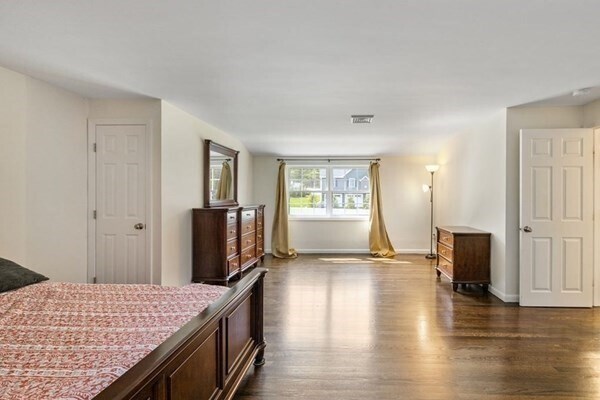 Building Photo - 7 Lakeside Cir