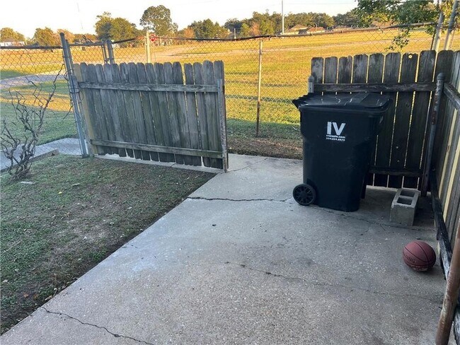 Building Photo - 316 Plantation Dr