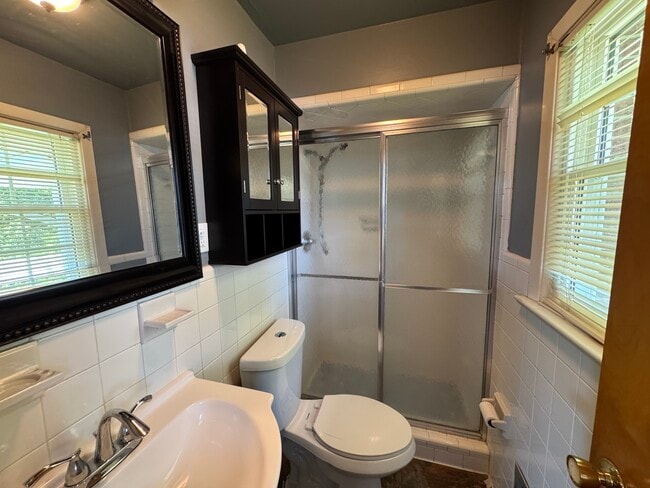 Building Photo - 117 Southerland Dr