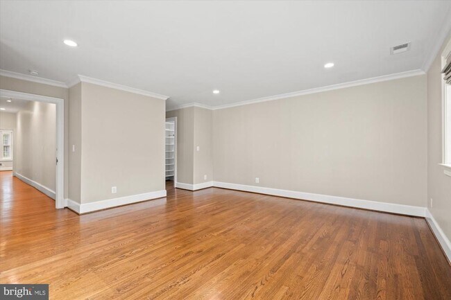 Building Photo - 4905 Dorset Ave