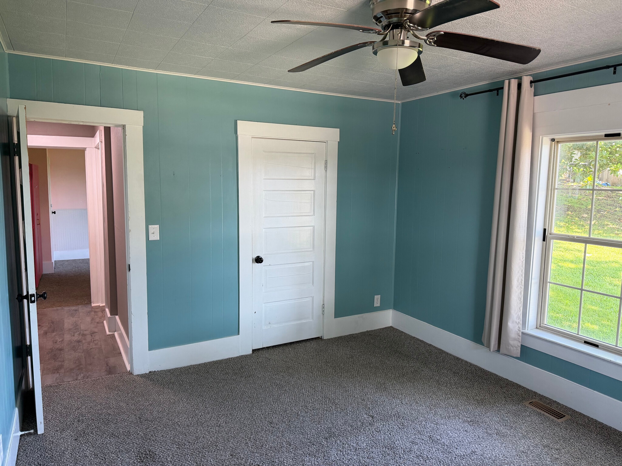 primary bedroom - 210 S Jefferson St