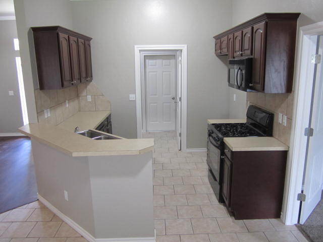 Building Photo - 704 N Markwell Ave