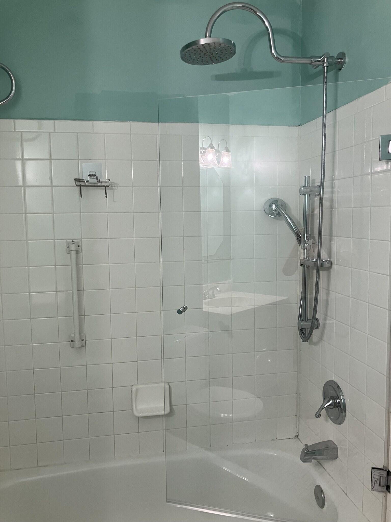 master showrer/tub - 1714 Park Ave