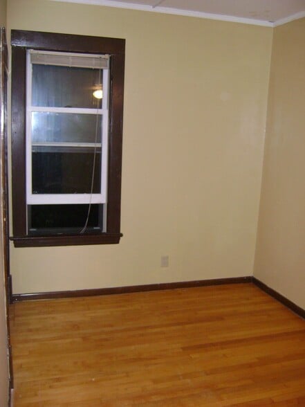 Building Photo - 627 Ontario St SE