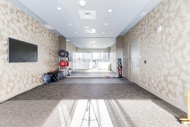 Building Photo - 1 Bed Plus Den 1 Bath! Pets Welcome! Pool!