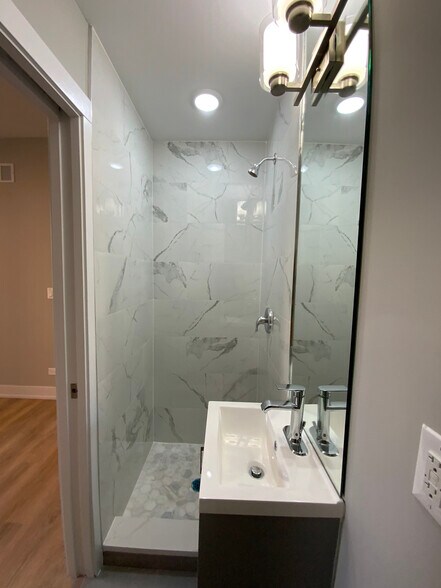 Building Photo - 423 W Belden Ave