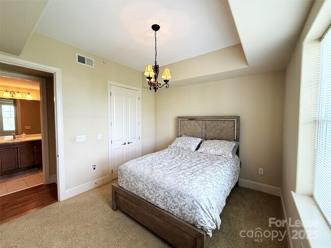 Building Photo - 4625 Piedmont Row Dr