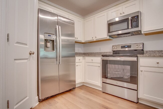 Building Photo - Modern 3/2 Home with Garage, Fenced Yard, ...