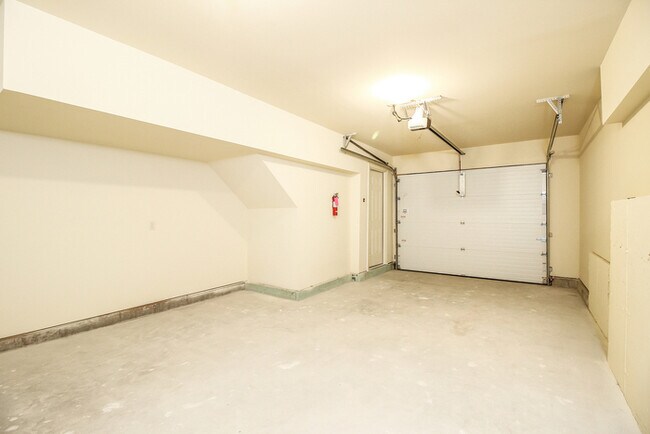 Building Photo - 1104 River View Ln