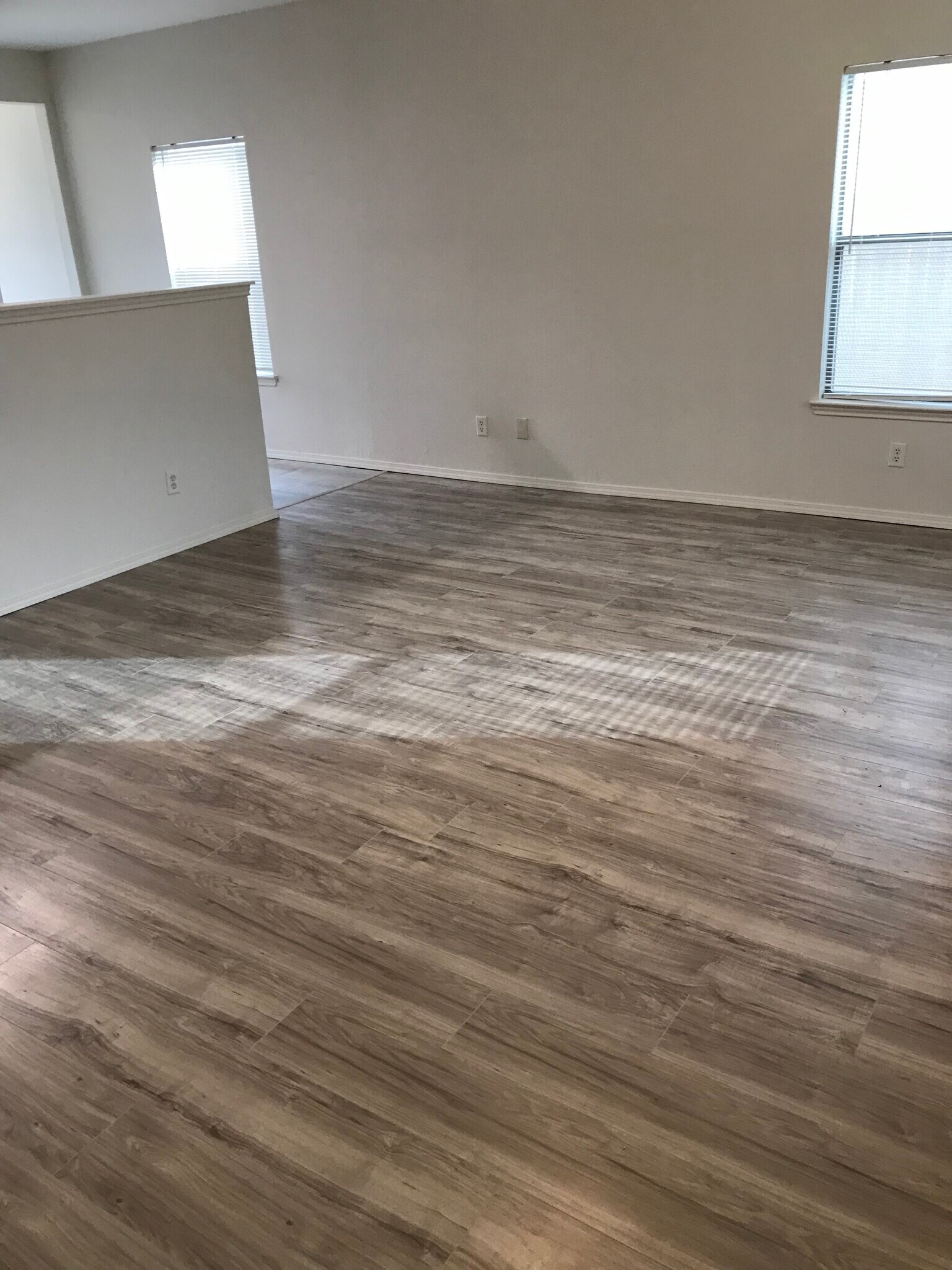 Living room - 5750 Golf Hts