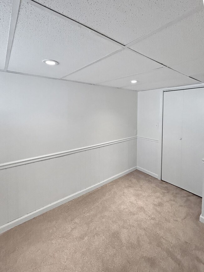 Building Photo - Welcome to this charming 2-bedroom, 1-bathroom home located in the heart of Crescent Township, PA