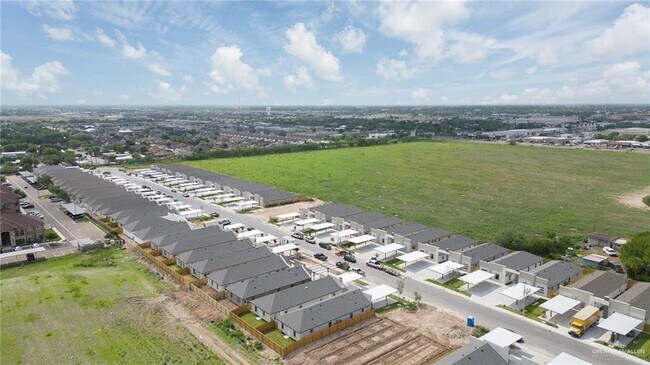 Building Photo - 21 Violet Ave W