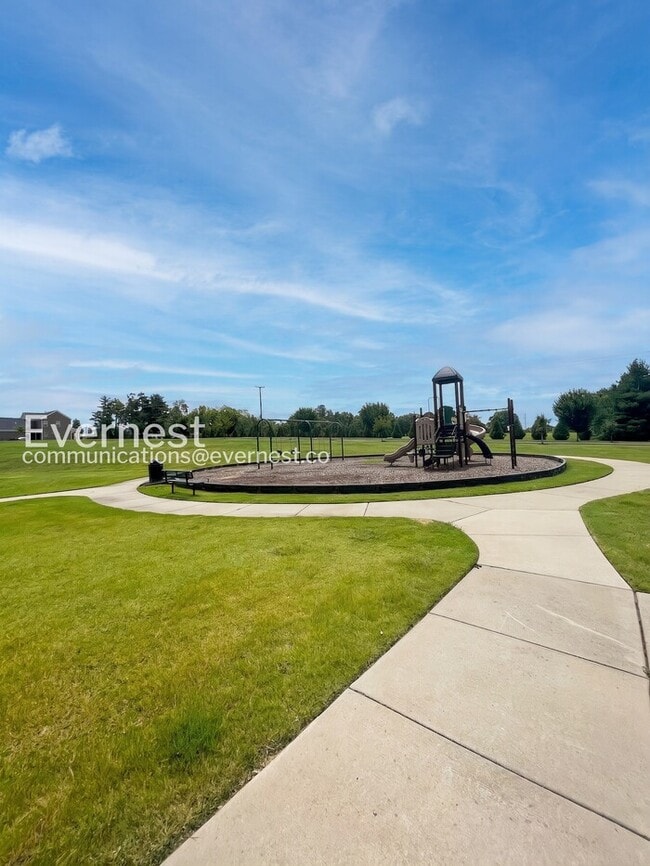 Building Photo - 3 Bed/3 Bath Townhome with Garage / Available Now!