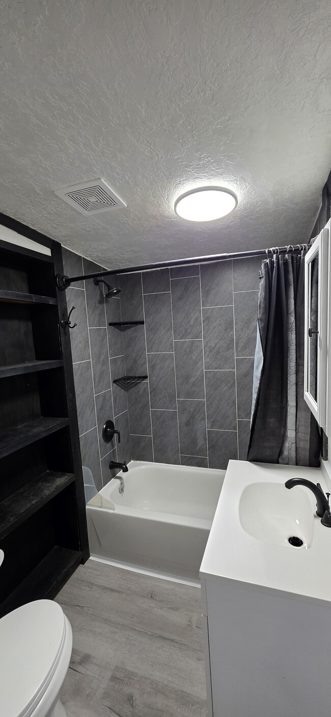 Building Photo - 221 Elm St