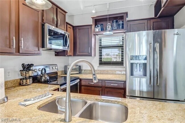 Building Photo - 805 River Point Dr