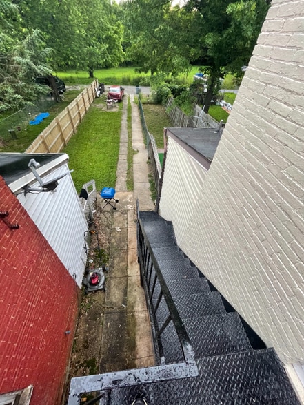 Building Photo - 215 9th St