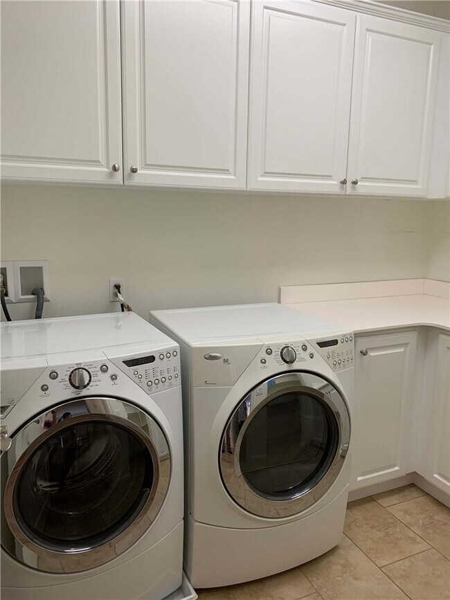 Building Photo - 166 Willowbend