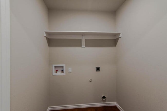 Building Photo - 808 E 12th St