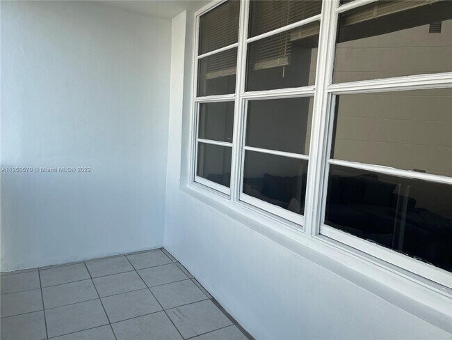 Building Photo - 3725 S Ocean Dr