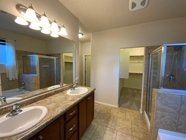 Building Photo - 4 Bedroom Home Available Near Golf Course ...
