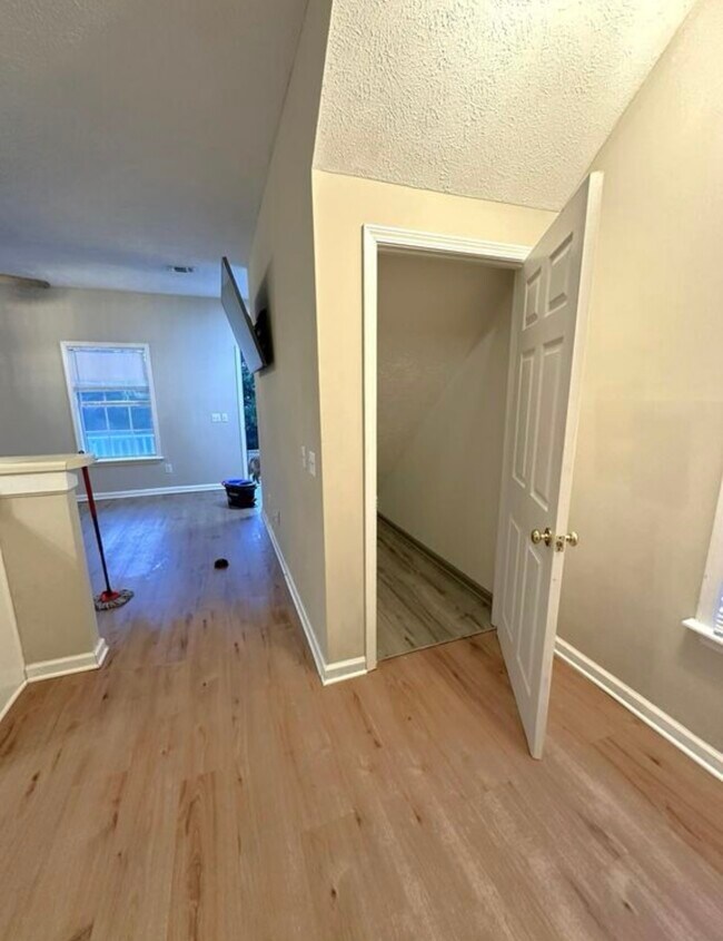 Building Photo - 105 Tomlinson Dr