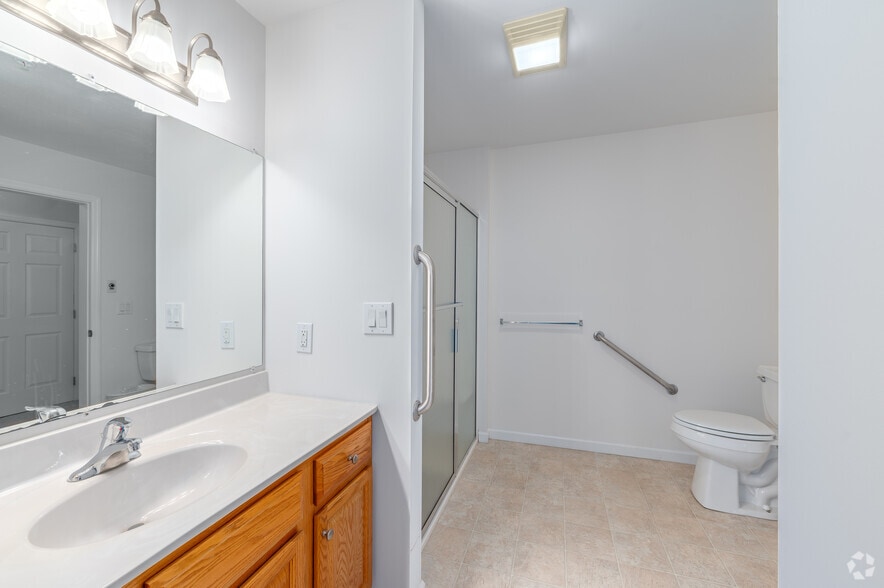 1BR, 1BA - 740SF - Bathroom - Royalton Apartments - Senior Living